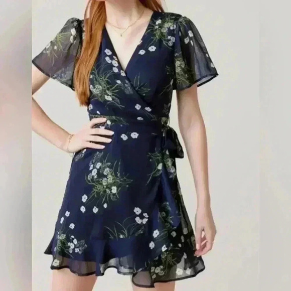 Mi Ami Dresses & Skirts - Mi Ami floral wrap dress. size Medium